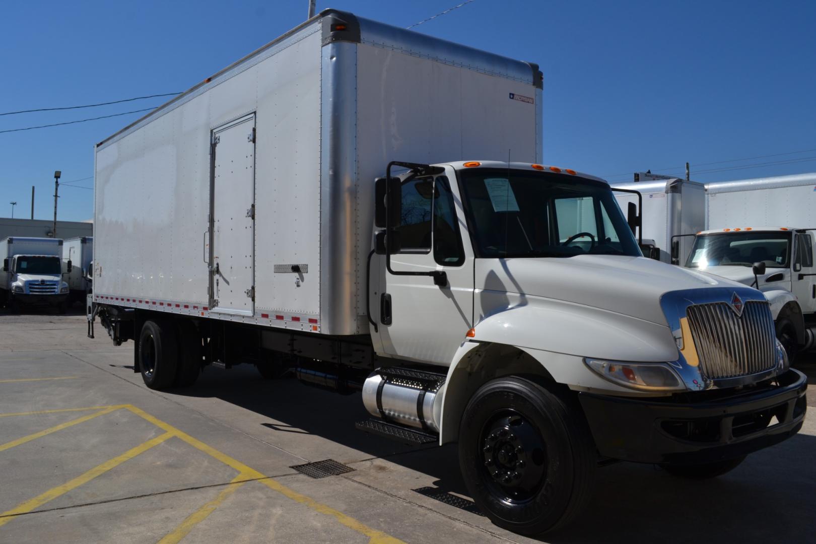 2017 WHITE /GRAY INTERNATIONAL 4300 with an CUMMINS ISB 6.7L 240HP engine, ALLISON 2500RDS AUTOMATIC transmission, located at 9172 North Fwy, Houston, TX, 77037, (713) 910-6868, 29.887470, -95.411903 - 25,999LB GVWR NON CDL, MORGAN 26FT BOX, 13'6FT CLEARANCE, HEIGHT 103" X WIDTH 102", MAXON 3,000LB ALUMINUM LIFT GATE, RAMP, AIR RIDE, 90 GALLON FUEL TANKS, POWER WINDOWS & LOCKS , E-TRACKS - Photo#2